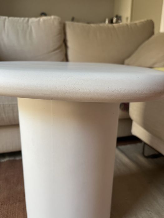 Mesa de apoio exterior ou interior Macarella de cimento branco 48 x 47 cm forma orgânica curva Kave Home