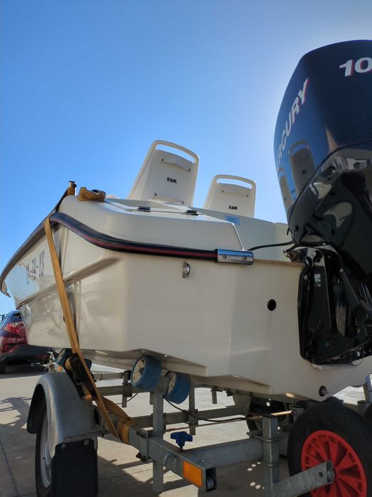 Barco desportivo, barco de pesca com Elan GT495F com Mercury 2T de 100 cv e reboque