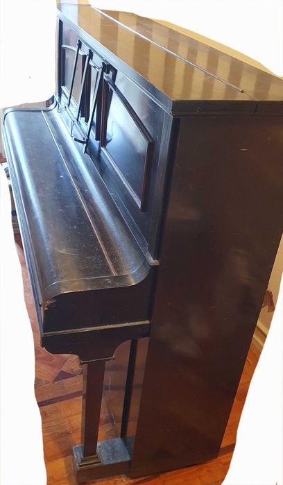 Piano vertical com pedais-Lestel London