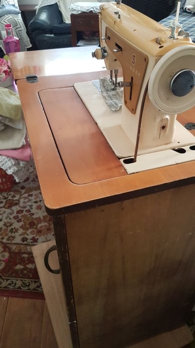 Máquina SINGER com móvel