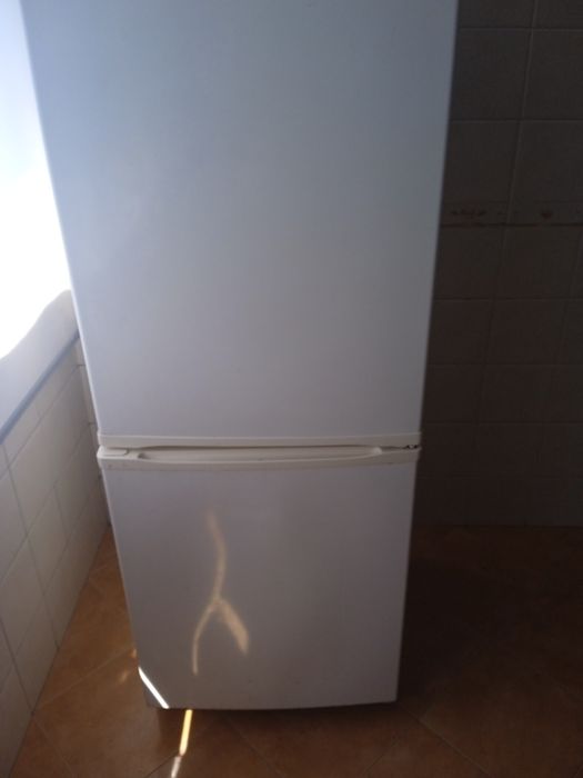 Frigorífico Combinado Whirlpool ARZ 505/H No Frost – Fiável e Pronto a Usar