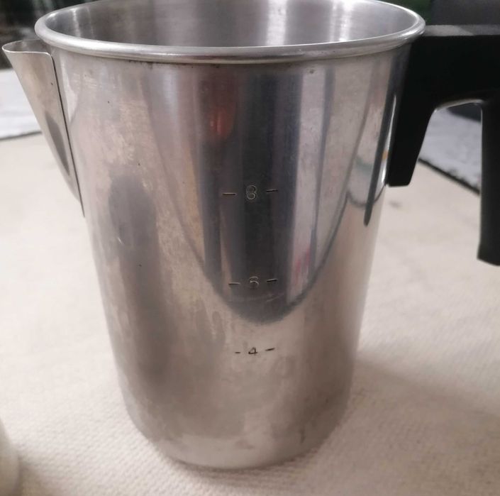 Copos em Inox, um grande e outro pequeno, ambos por 5€