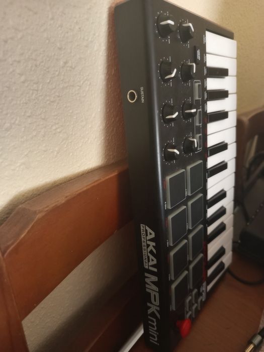 AKAI Professional MPK Mini MK3 Teclado Controlador MIDI 8 Pads
Control