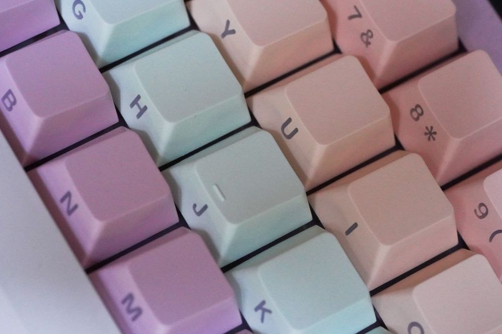 Игровая клавиатура YUNZII AL71 — механические переключатели и стильный