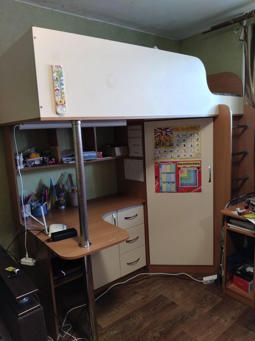 Ліжко-горище  з шафою і столом