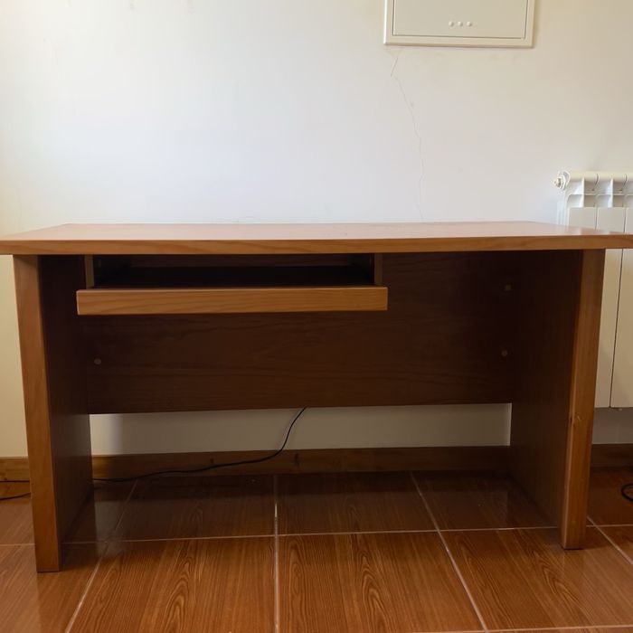 Secretária em Madeira com Comprtimento para Teclado – Excelente Estado