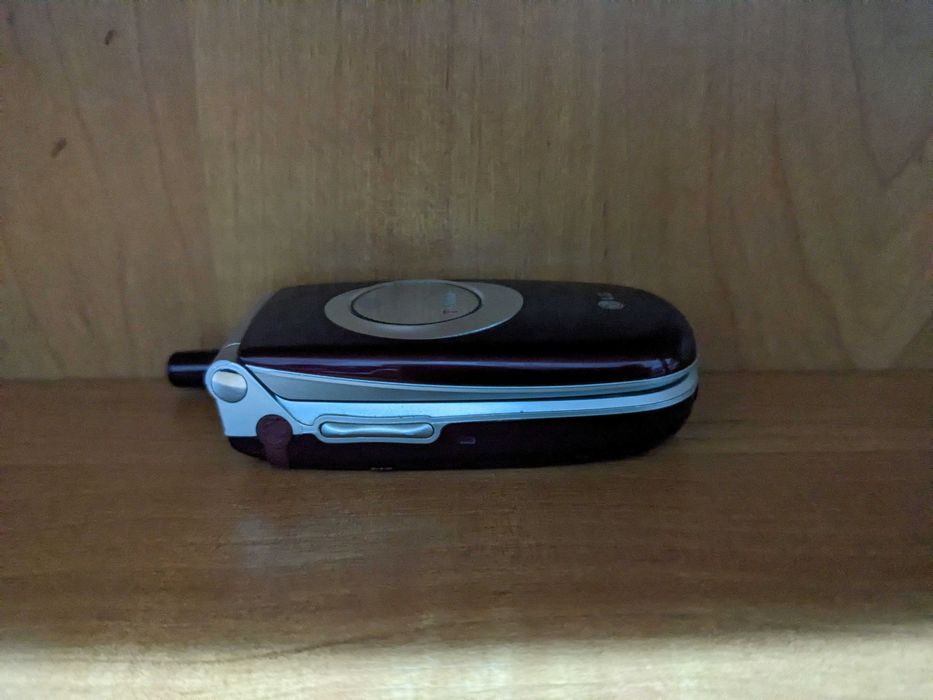 Мобильный телефон LG C1200 с адаптером питания