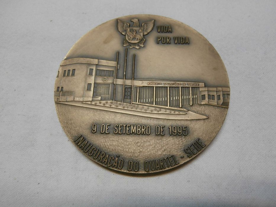 Várias medalhas de bombeiros