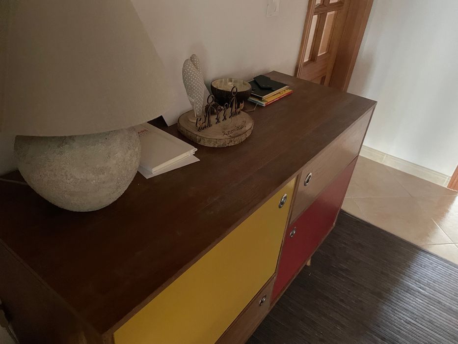 Aparador madeira e portas amarela e vermelha