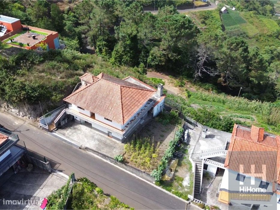 Moradia T5 para Recuperar | Ilha, Santana