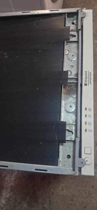 Посудомийна машина арістон