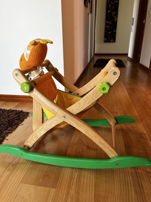 Cavalinho de baloico em madeira e tecido para bebé