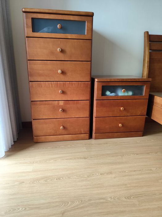 Quarto de casal, cama, mesinhas, cômoda, espelho e camiseiro em bom estado