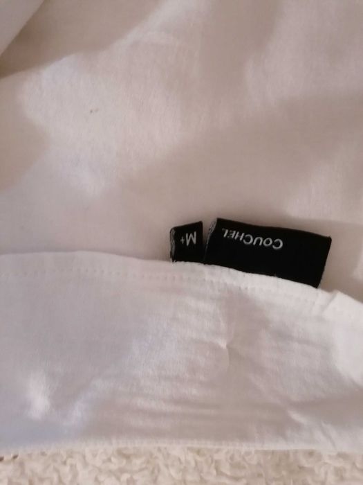 Túnica branca e dourada