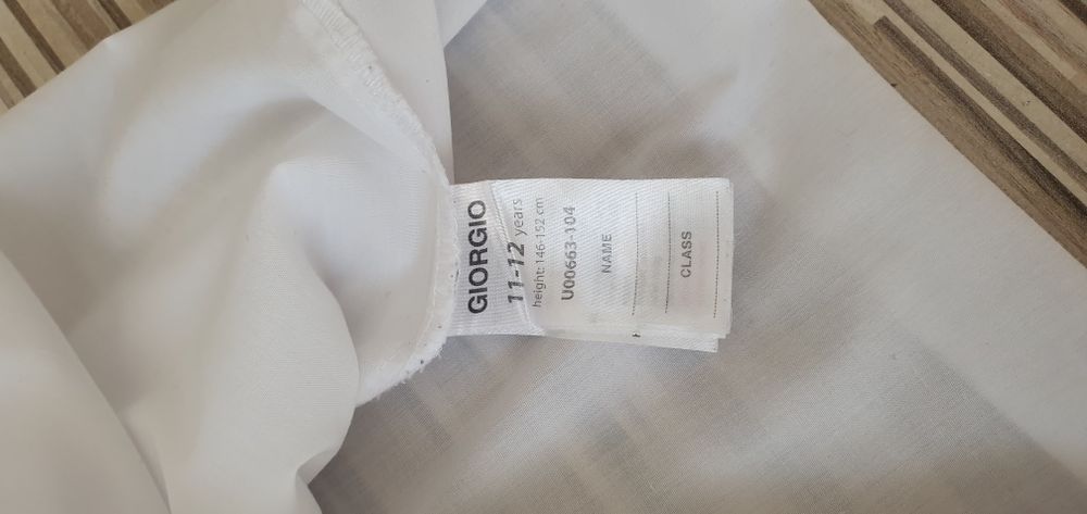 Biała koszulka chłopięca