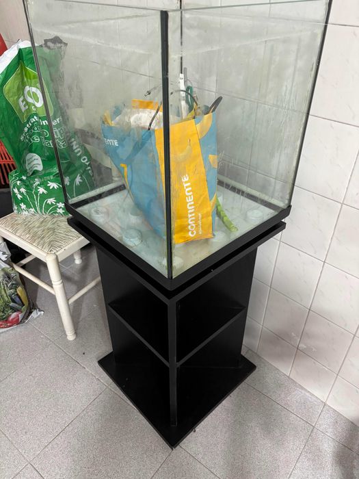Aquário cubo com móvel e iluminação