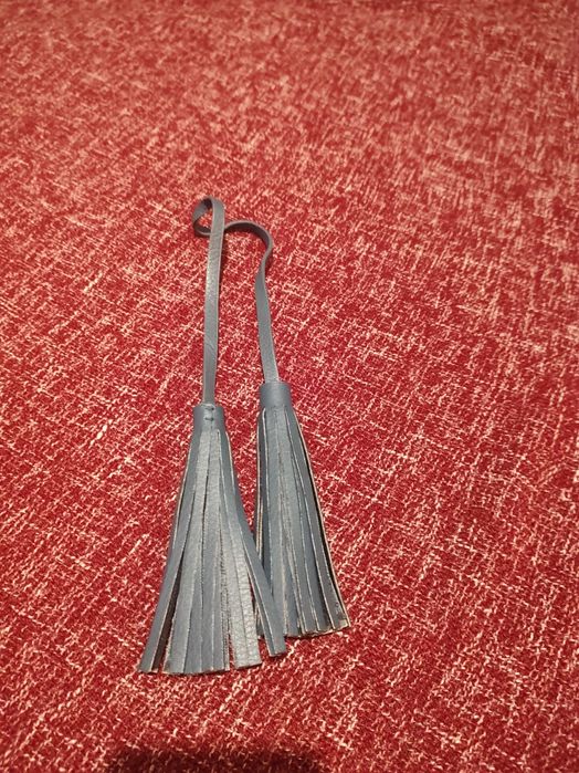 granatowa zawieszka do torebki