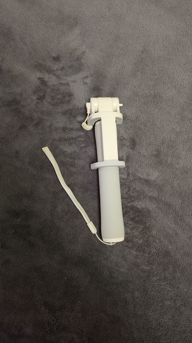 Для селфі Xiaomi Mi Bluetooth Selfie Stick. 
Легкий та міцн