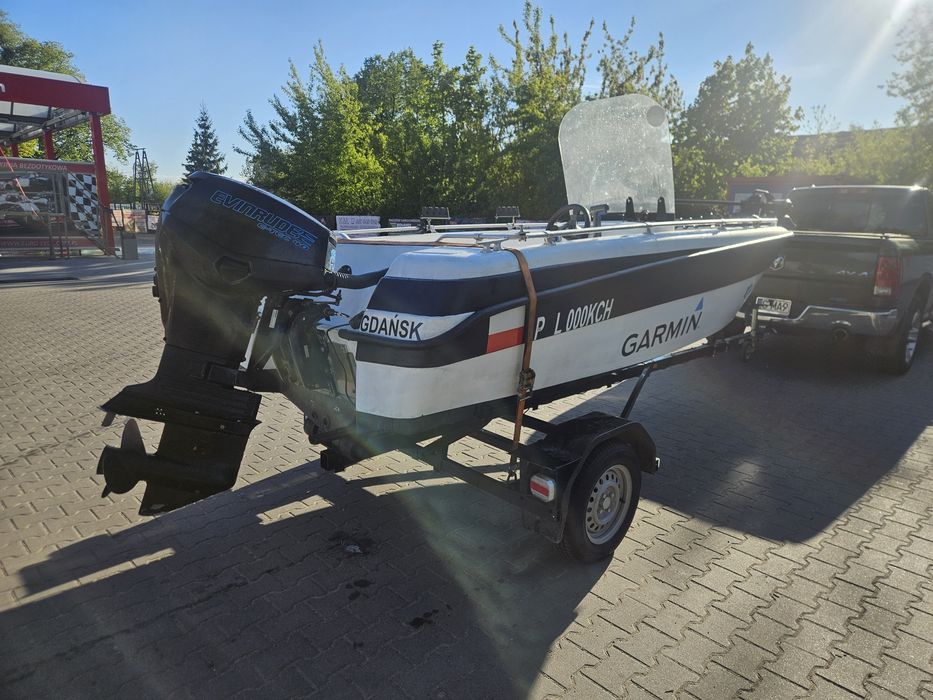 Łódź motorowa wędkarska