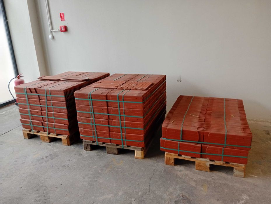 Dachówka ceramiczna karpiówka – używana, stan bardzo dobry (na paletach)