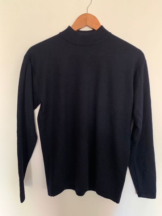 Camisola de lã azul escura