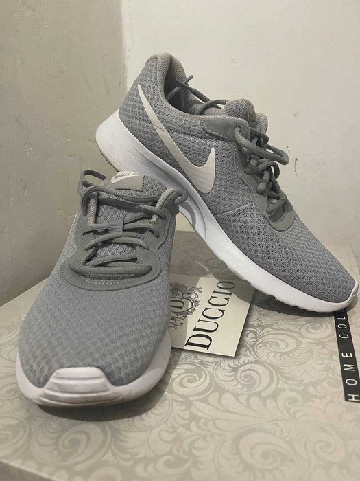Продам кроссовки Nike серые