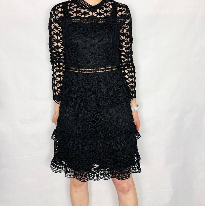 Czarna koronkowa sukienka z baskinką M 38