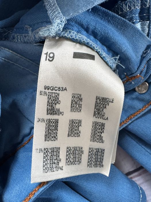 Wrangler Molly W24 L32 niebieskie spodnie – klasyka i wygoda