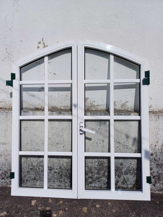 Janelas e aros (vidro simples, alumínio lacado branco)