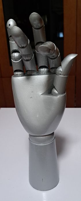 Mão articulada em estilo manequim