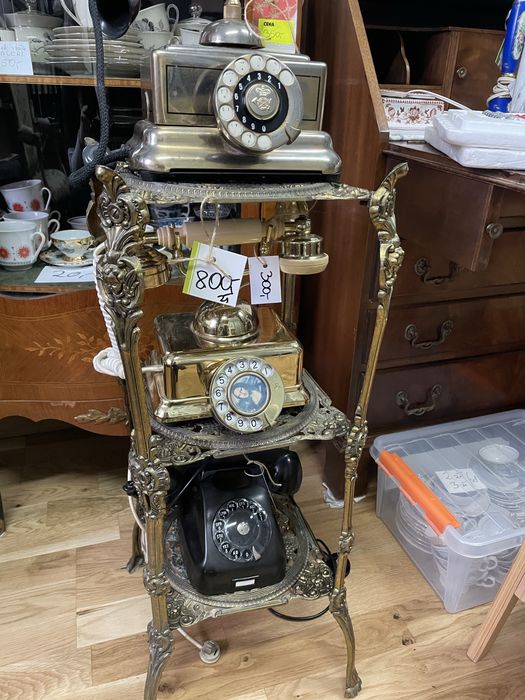 Zabytkowy telefon na korbkę