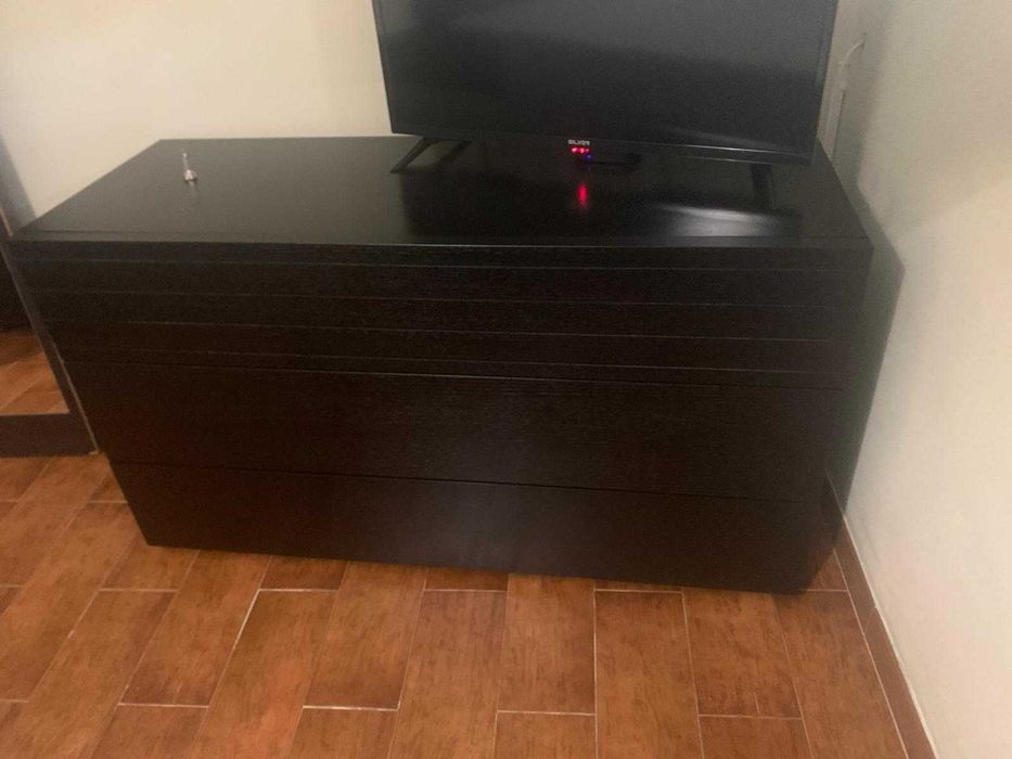 Conjunto de Quarto em Madeira / Wengué – Cabeceira, Cómoda, Mesa Cabeceira e Espelho