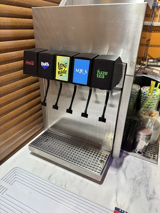 Dyspenser do napojów gazowanych i wody , nalewak coca-cola
