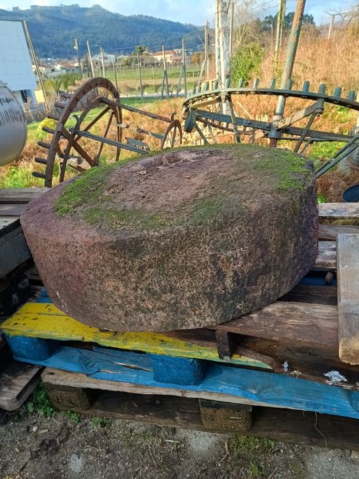 roda de moinho e artigos antigos