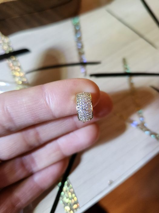 Кліпси дуже гарно виглядають на вушці