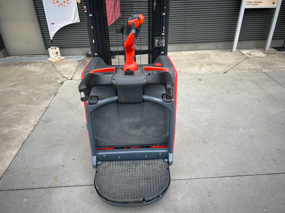 Stacker Linde 1400 Kgs com plataforma de operador