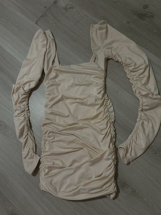 Плаття бежевого кольору