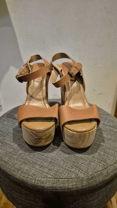 Tamancos de Plataforma de Madeira com Tiras de Pele