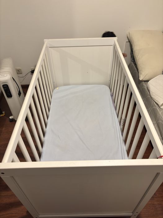 Berço com colchão e capa impermeável