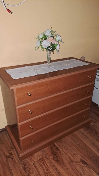 Cómoda e mesinhas de cabeceira