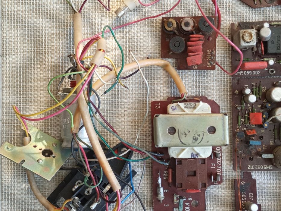 Плати, радіодеталі, радіолом