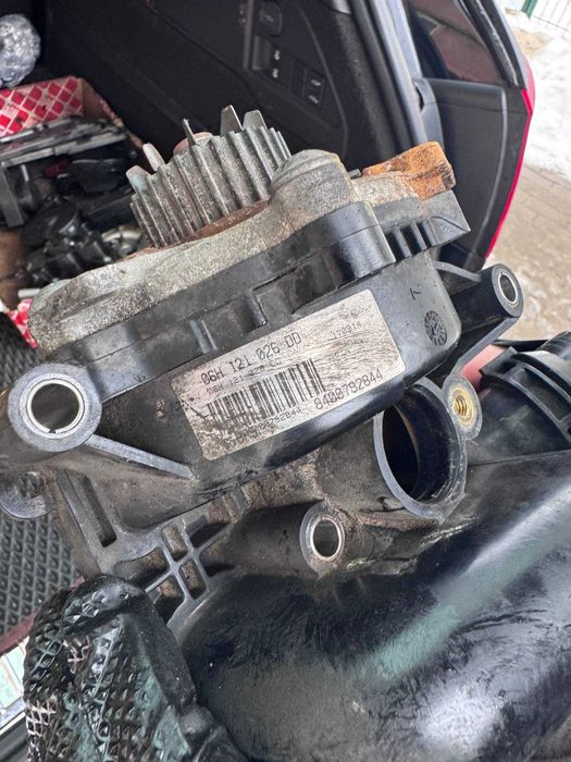 Помпа водяна  06H121026DD кронштейн розподільних валів 06H103166G