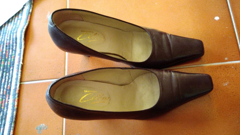 Sapatos de salto em pele castanhos
