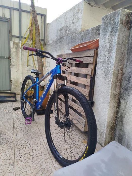 Trek Marlin 6 (Tamanho M/L) – Muito Estimada + Extras (Maxxis Hookworm)