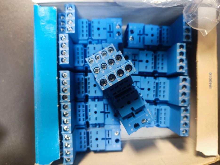 Relés Finder 230v 12V