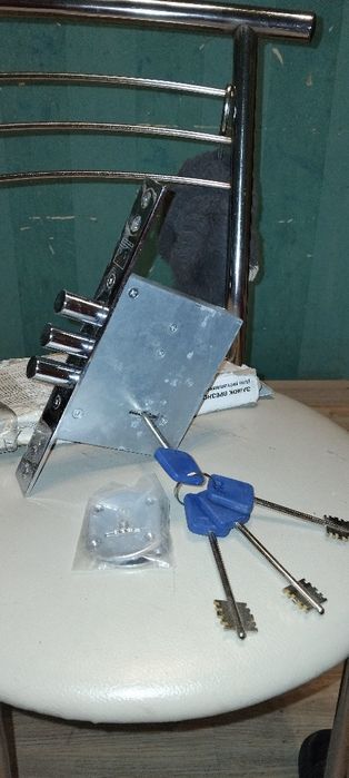 Продам фирменный  врезной замок Apecs на дом или квартиру длинный ключ