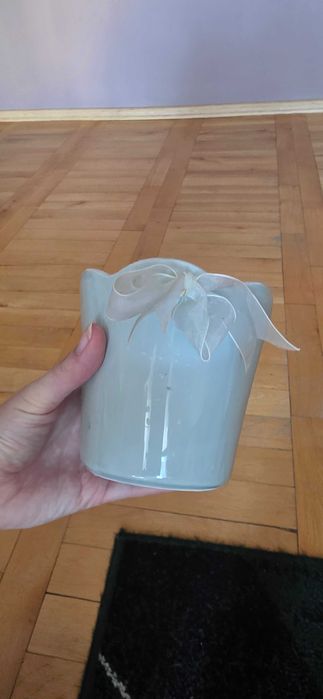 mała doniczka z kokardą osłonka ceramiczna