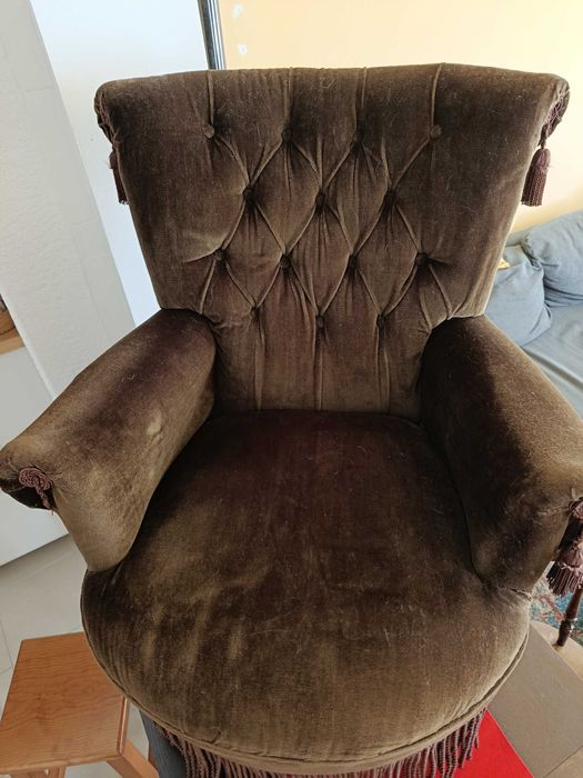 Sofá pequeno "senhorinha" em muito bom estado.