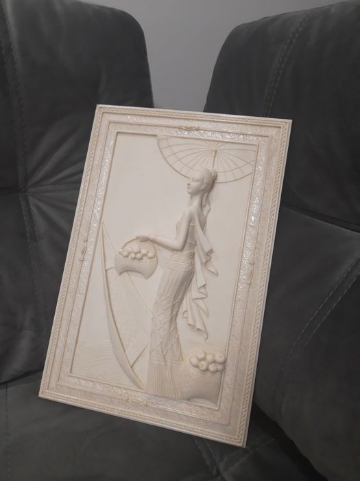 Мраморный барельеф "Дама с фруктами", декор интерьера
