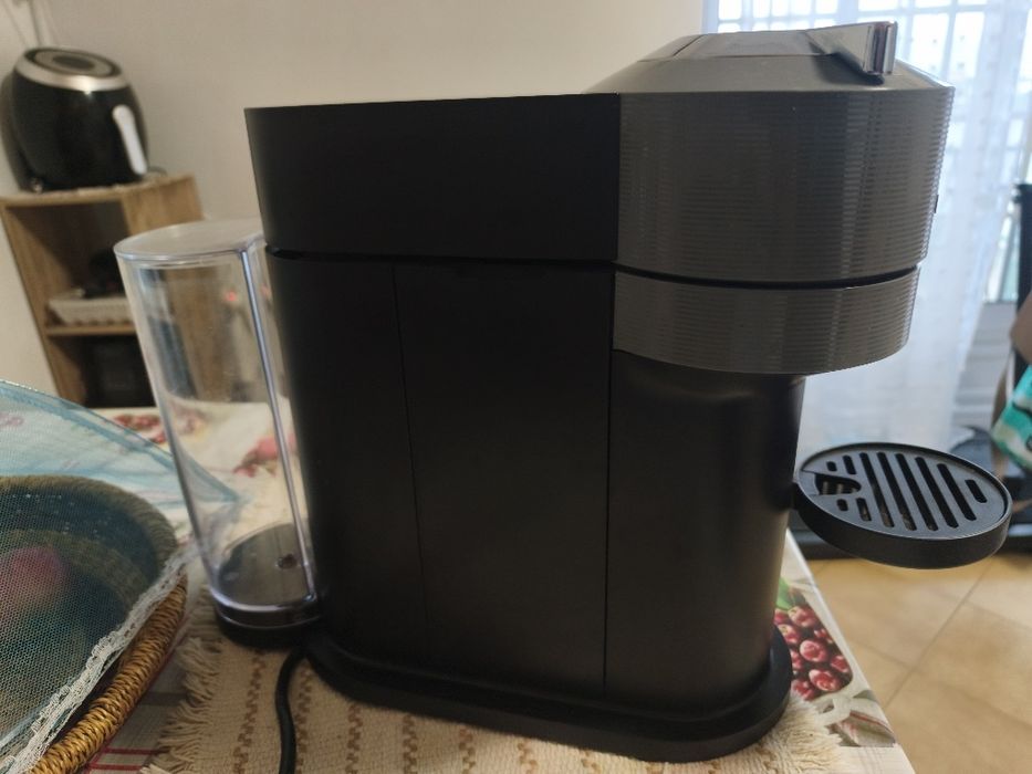 Cafeteira nova , usada algumas vezes .